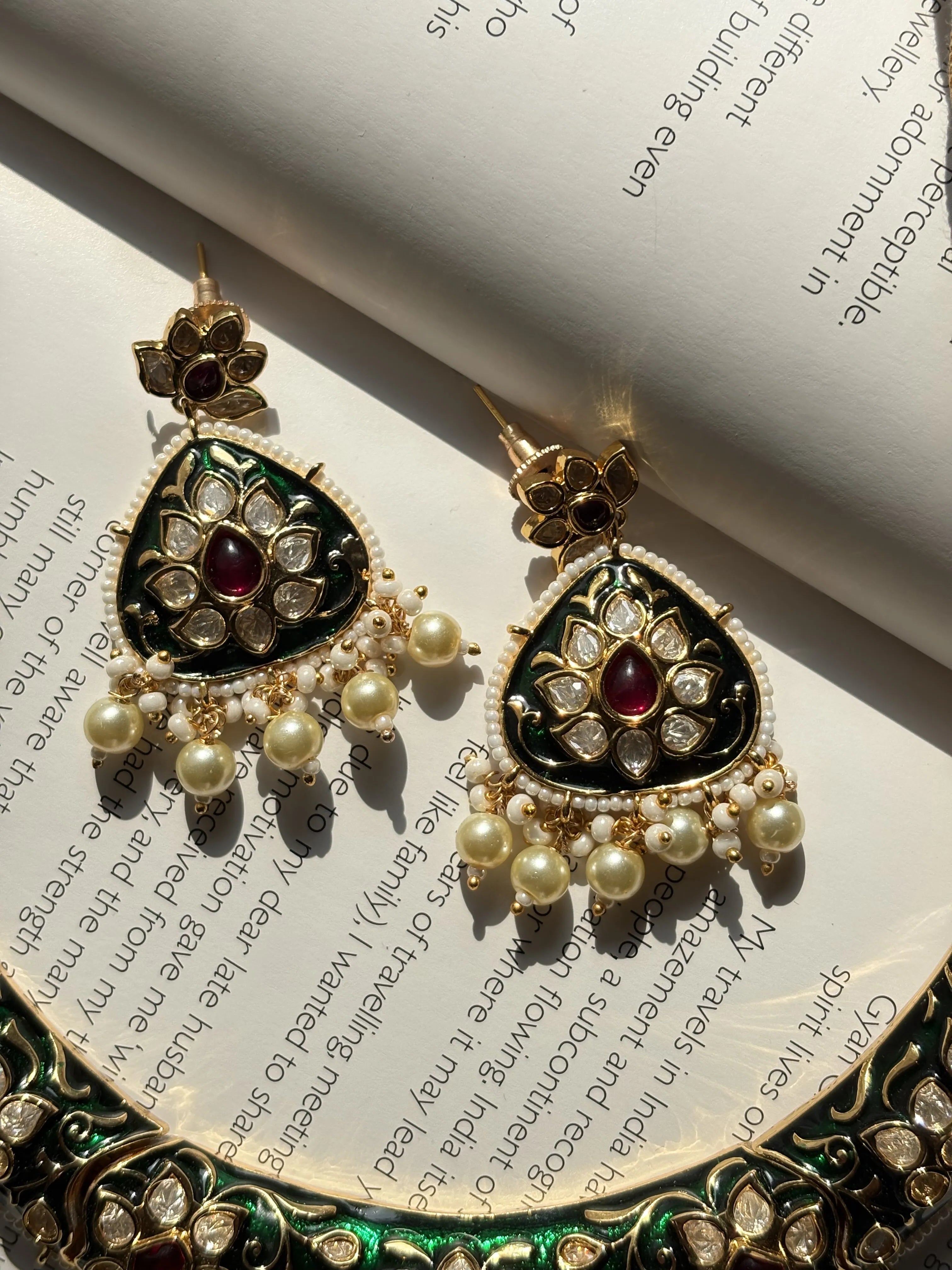 Green Meenakari Hasli set with Pendant drop with Pearls