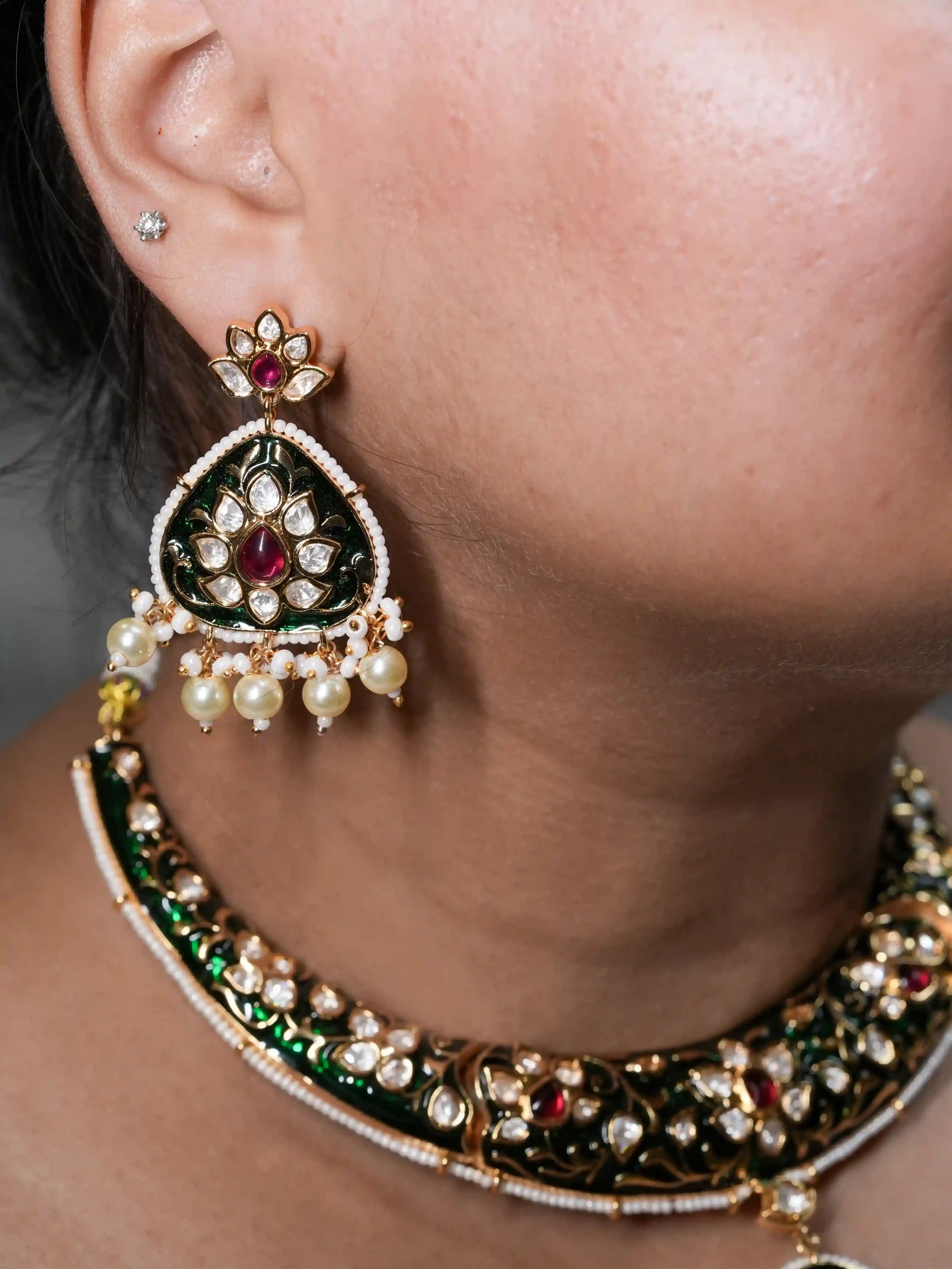 Green Meenakari Hasli set with Pendant drop with Pearls