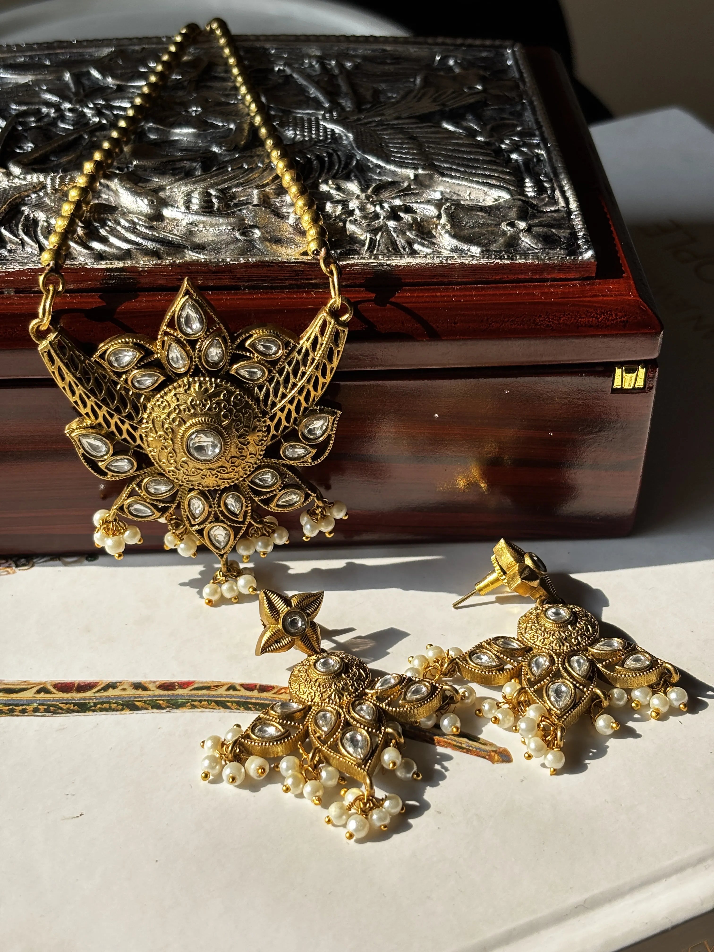 Suvarna Pendant Set