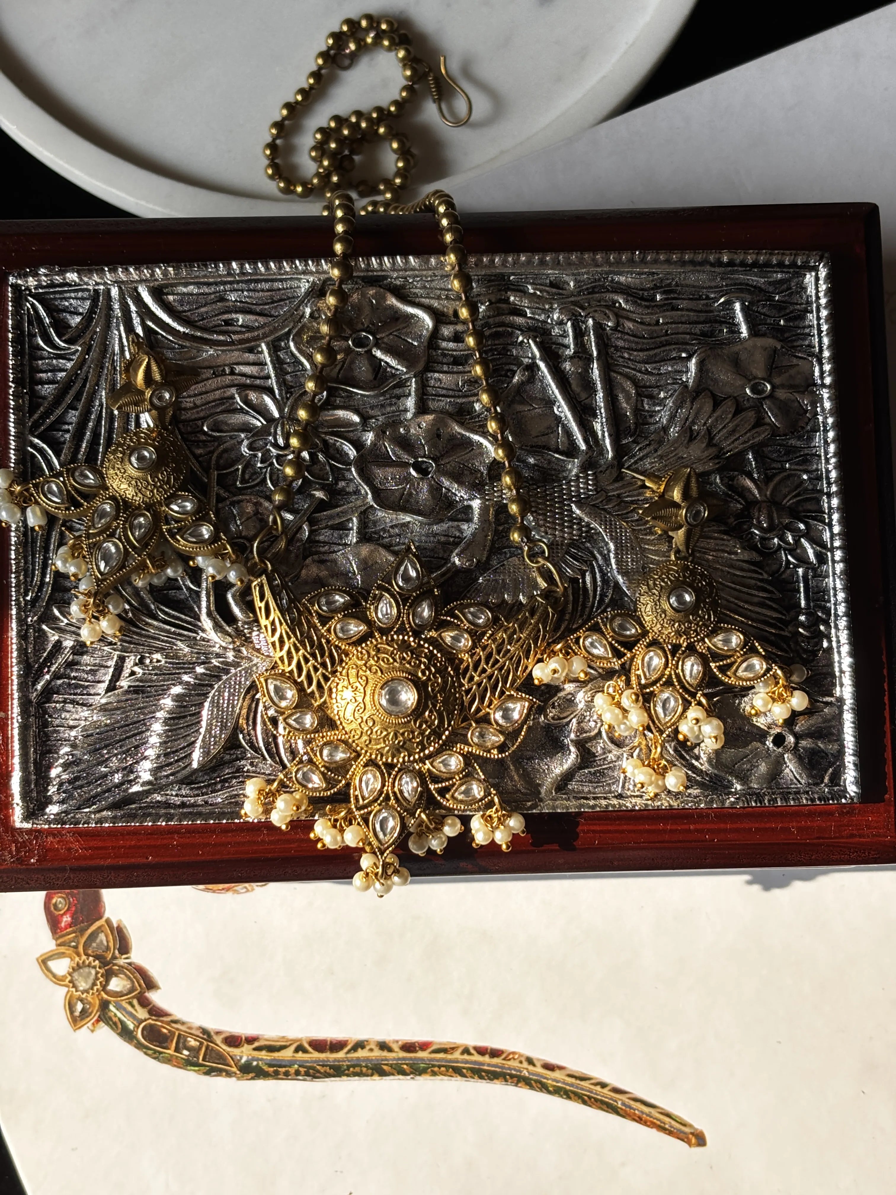 Suvarna Pendant Set