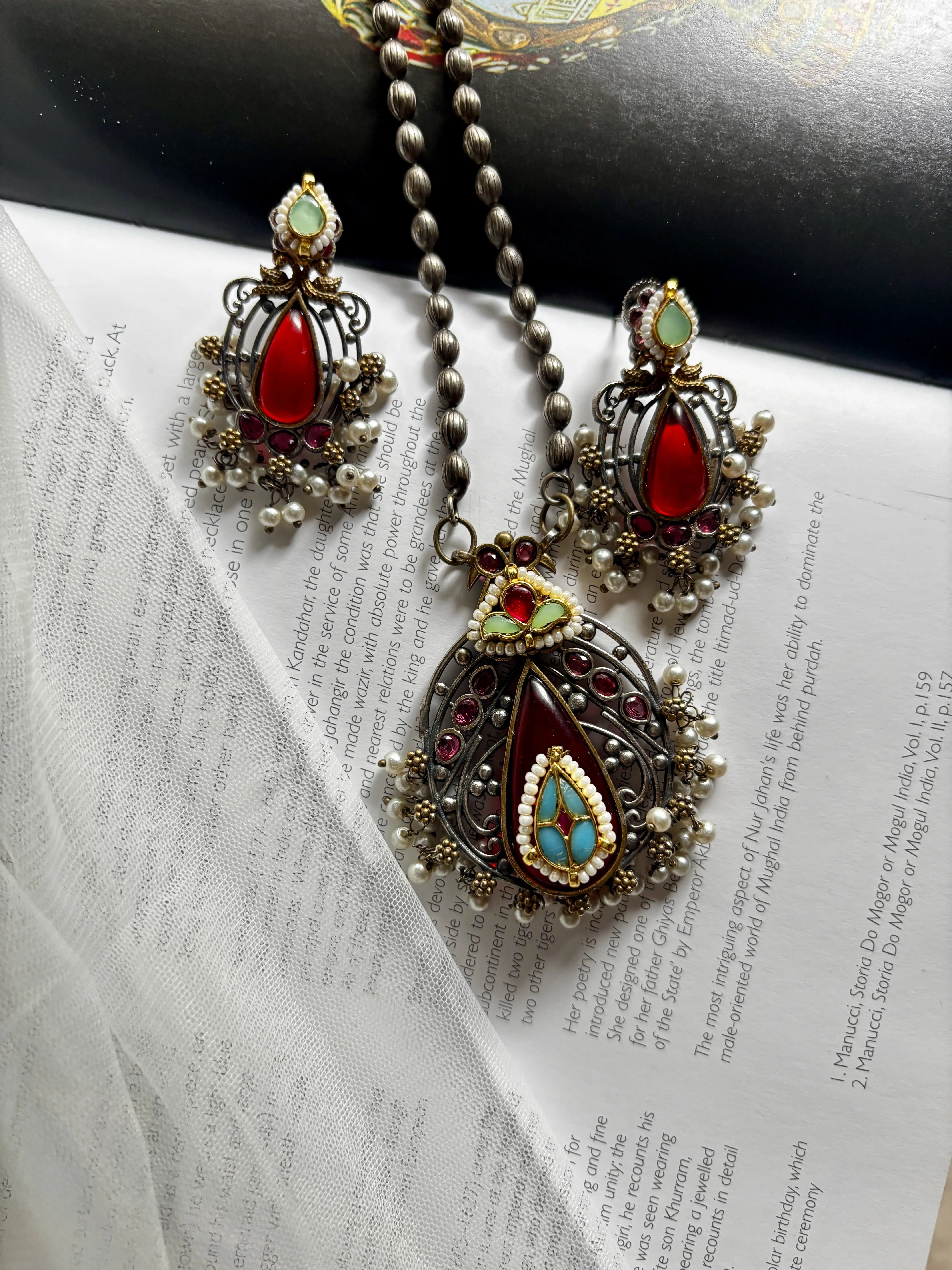 Nargis Pendant Set