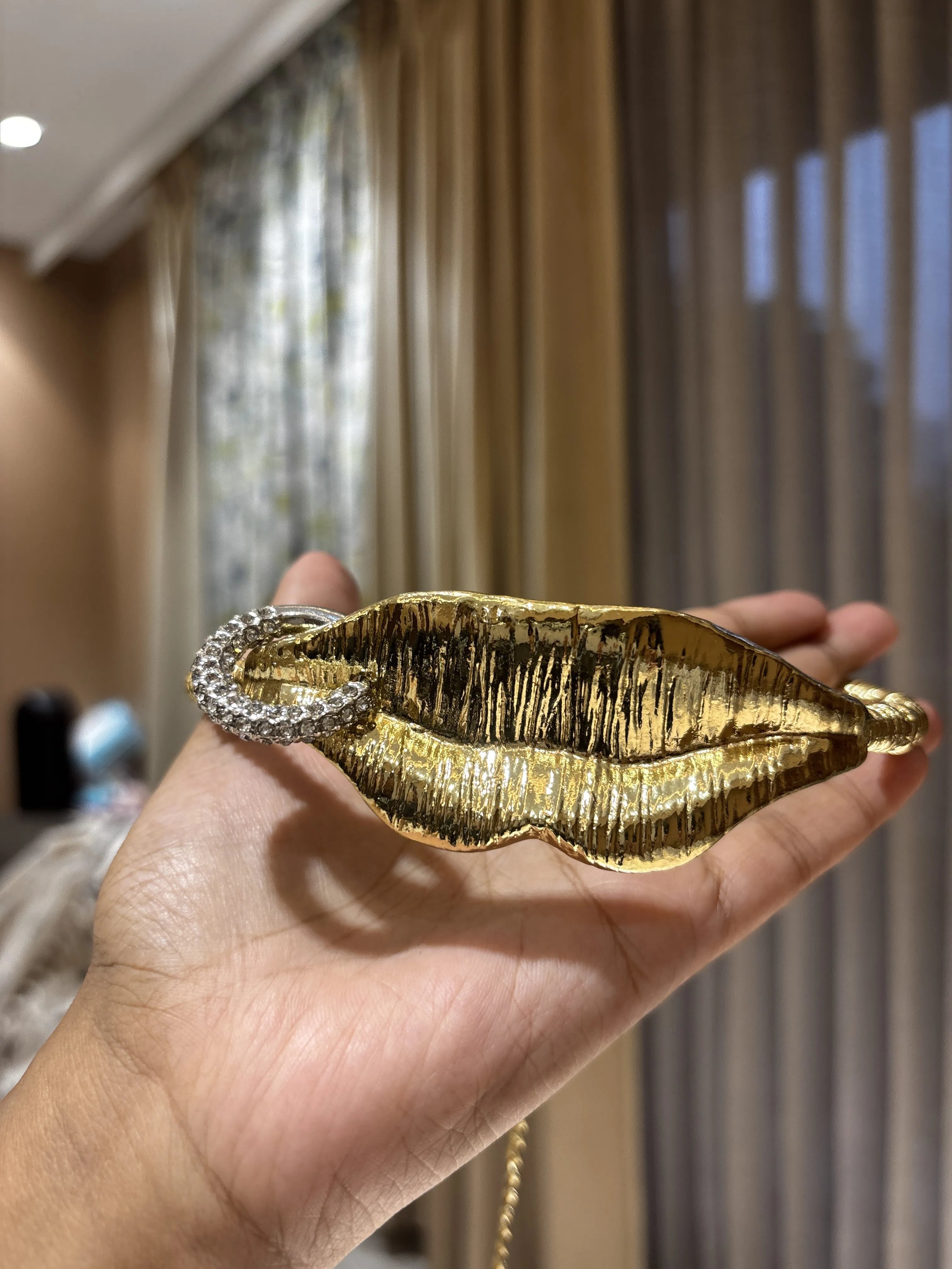 Starlight Golden Kiss Neckcuff