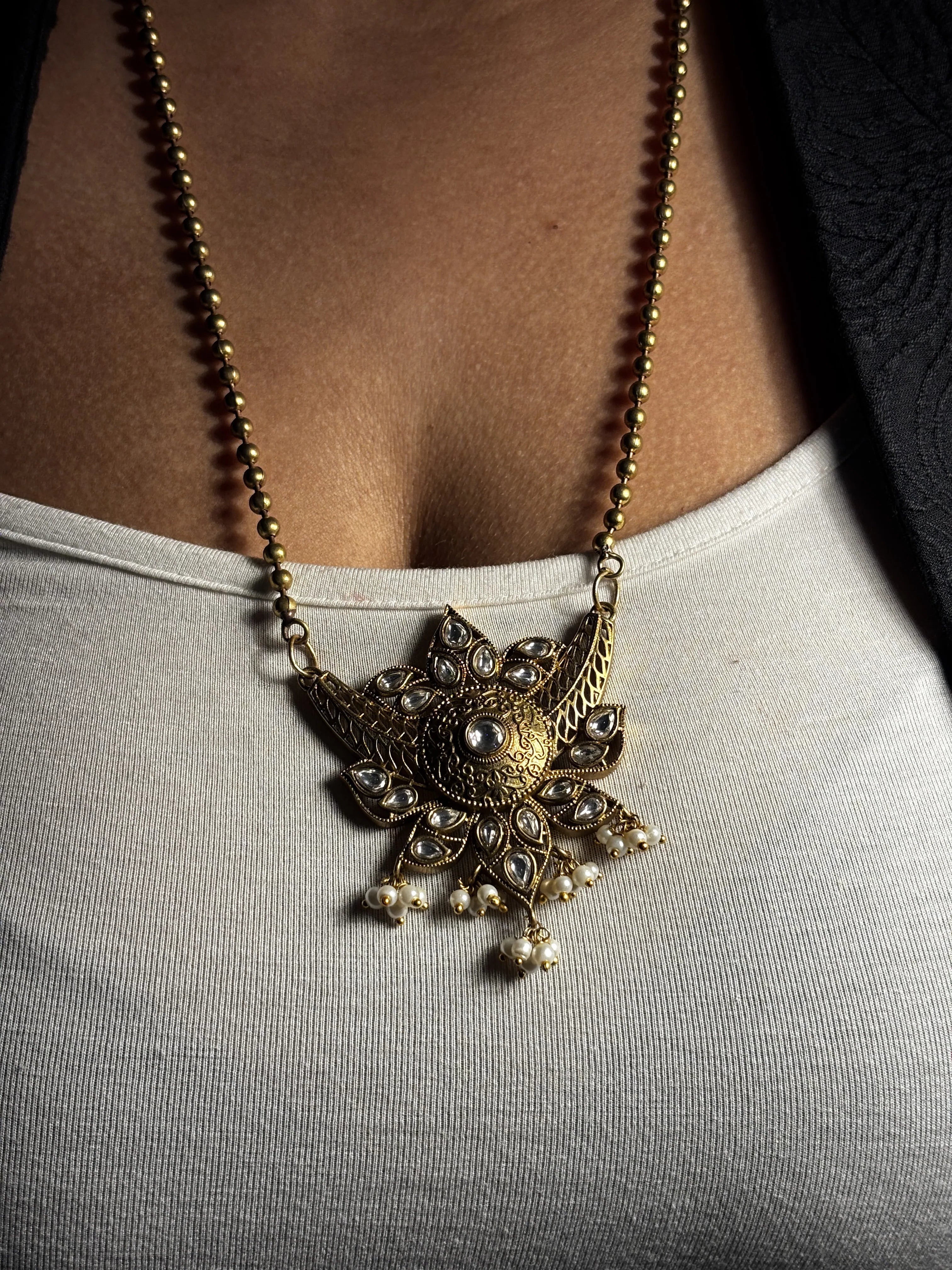 Suvarna Pendant Set