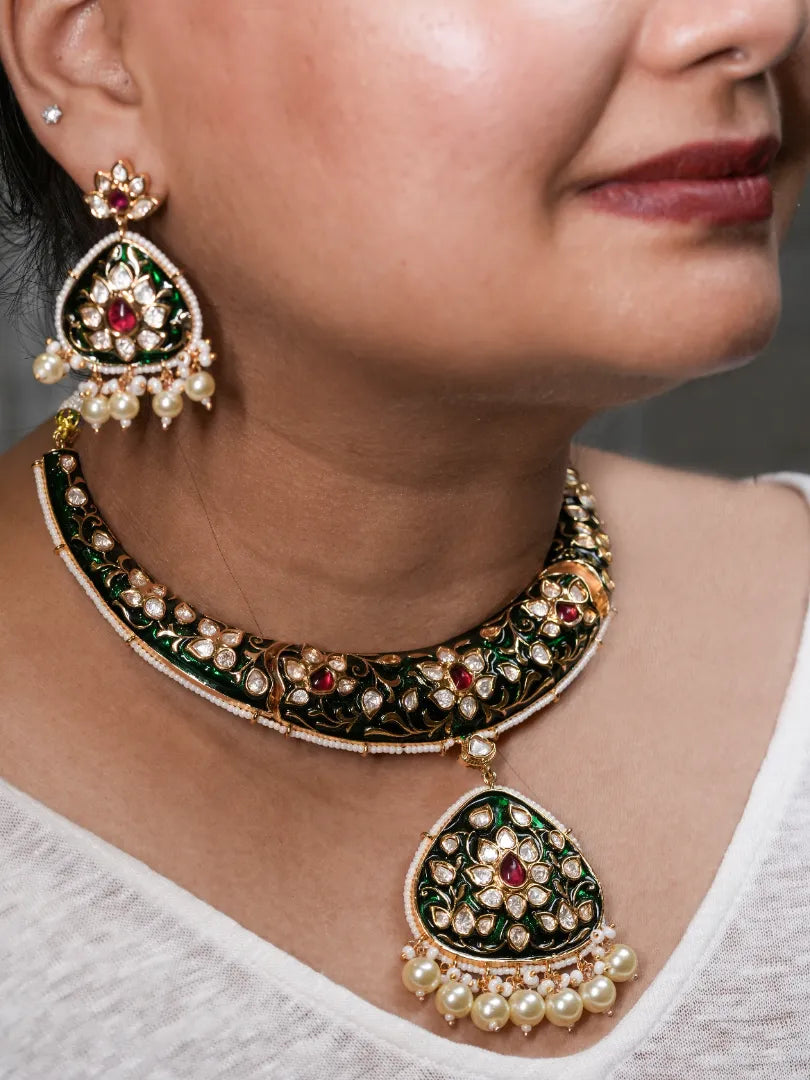 Green Meenakari Hasli set with Pendant drop with Pearls
